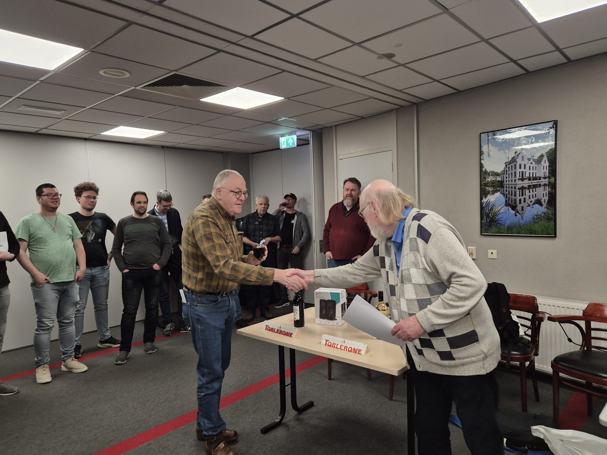 Wedstrijdleider WIm Velker rijkt prijs uit aan winnaar